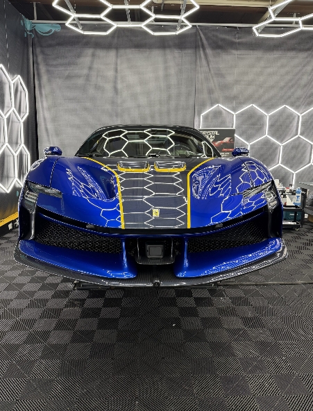 Blau folierter Ferrari mit Steinschlagschutzfolie an der Front in München