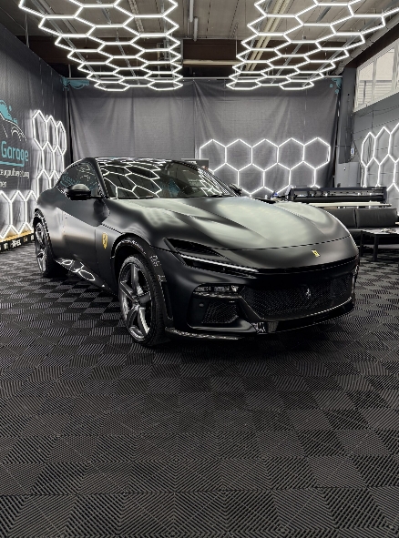 Ferrari Purosangue mit Full-Body Lackschutzfolierung im Studio von Wrap & Coat in München