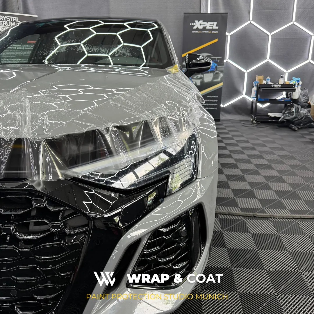 Transparente Lackschutzfolie auf der Front eines Audi im Wrap & Coat Studio