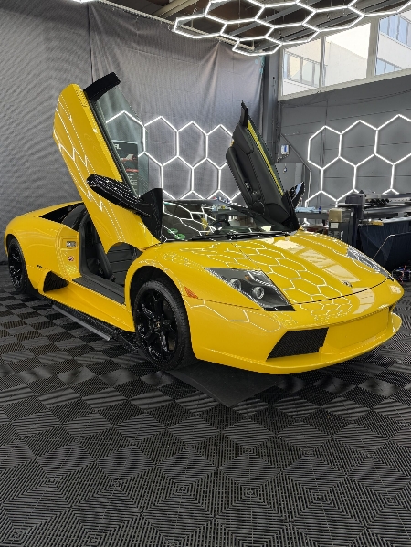 Gelber Lamborghini Murciélago mit Lackschutzfolierung im Studio in München